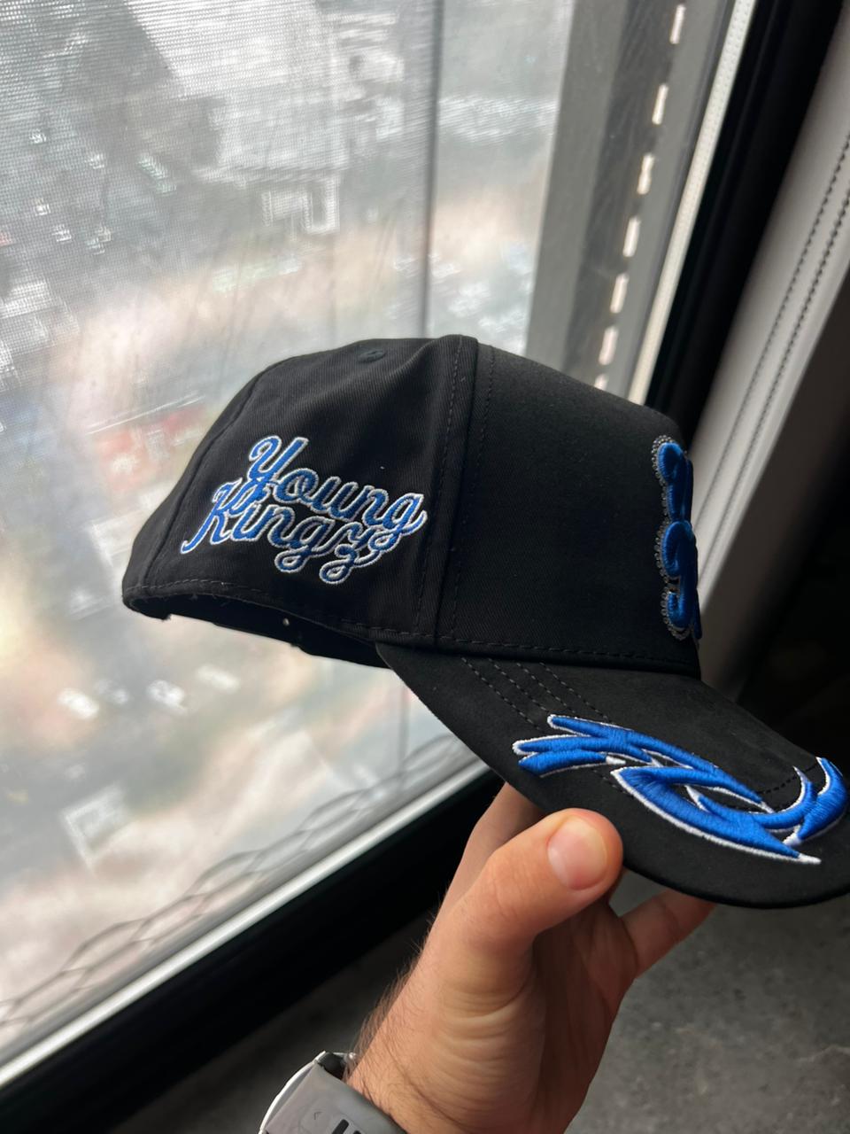 Gorra Baez X Myke Towers Young Kingz Original Azul