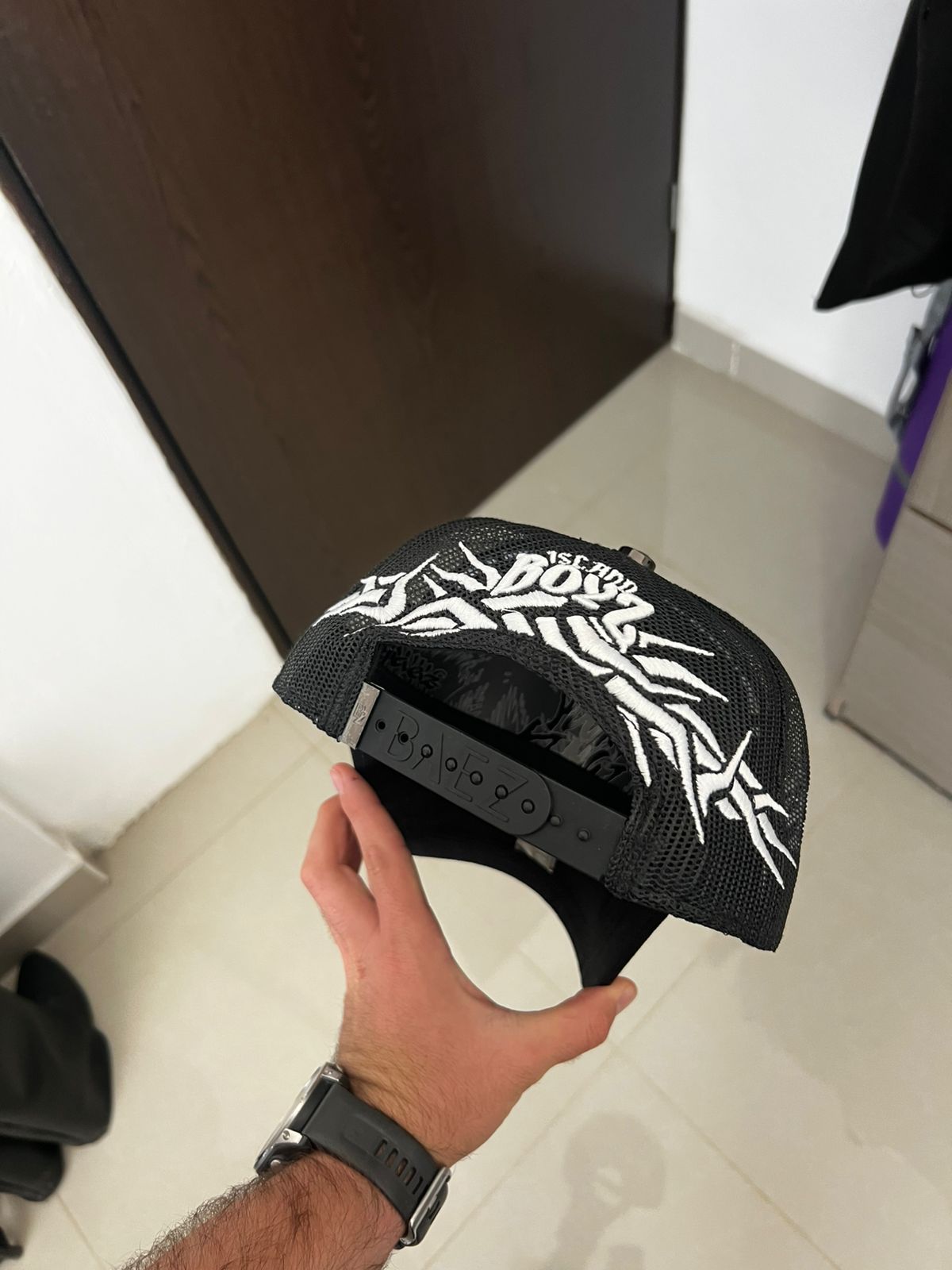 Gorra Baez X Myke Towers Island Boyz blanca Original Adriano Zendejas