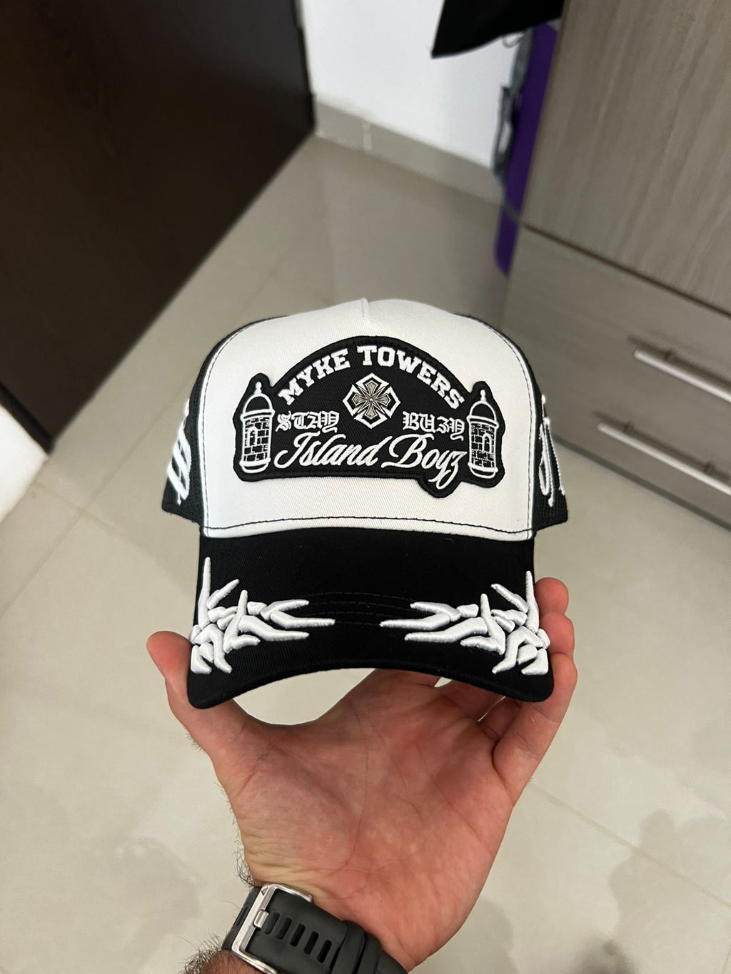 Gorra Baez X Myke Towers Island Boyz blanca Original Adriano Zendejas