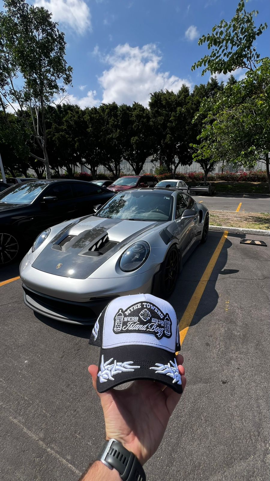 Gorra Baez X Myke Towers Island Boyz blanca Original Adriano Zendejas